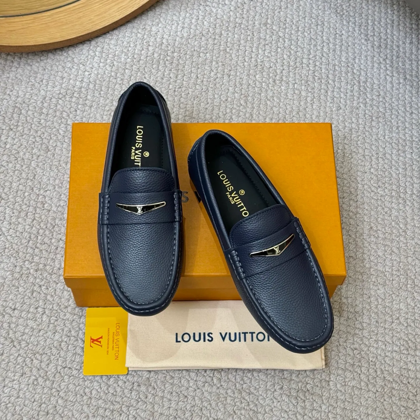 Men's men's shoes 💰420 (Yangli) LV 2⃣️0⃣️2⃣️5️⃣Spring and summer counter GLORIA series models ✈️Original factory special leather production, original last type. A classic driving slip-on casual shoe that shows an elegant style with exquisite craftsmanship details such as Monogram embossing all over the upper🌀Italian imported calfskin fabric Sheepskin foot pads➕Inside～Private mold replica sole Unique style Comfortable driving slip-on Size: 4-12 (38-46) Comes with [Counter packaging: original box, wrapping paper, card, instruction manual, shoehorn, cloth bag] No pressure to enter and leave the counter!